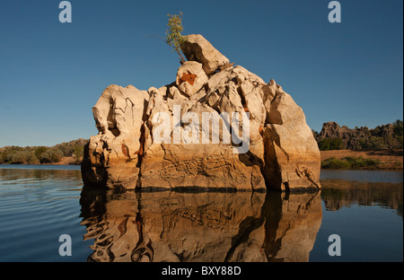 Rock en plein milieu de la rivière Fitzroy, Gorge Geikie, Fitzroy Crossing, Kimberley, Australie occidentale Banque D'Images