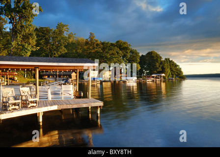 Lake house avec Pier et de bois avec le lever du soleil le matin dans l'état de New York Finger Lakes Banque D'Images