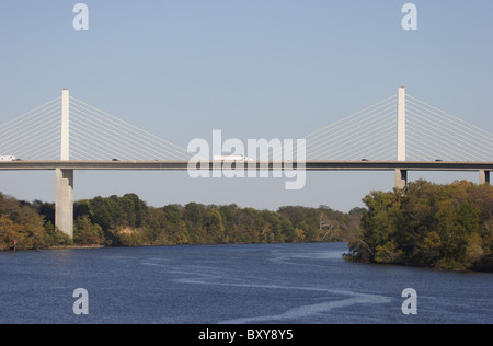 Les camions commerciaux crossing bridge à la James River, Dutch Gap, Virginia, USA Banque D'Images