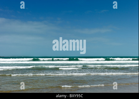 Surf blanc et les vagues à Spanish Point plage touristique populaire, comté de Clare, sur la côte ouest de l'Irlande Banque D'Images