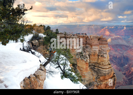 Grand Canyon vue panoramique en hiver avec la neige et le ciel bleu clair. Banque D'Images