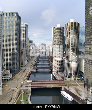 Chicago USA - à l'ouest de la rivière Chicago à La Marina City Tours. Il s'agit d'une image en haute résolution. Banque D'Images