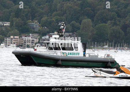 King County Sheriff bateau de police patrouillant le lac Washington pour Seafair 2010. Remarque La caméra IR noir high tech au-dessus du radar. Banque D'Images
