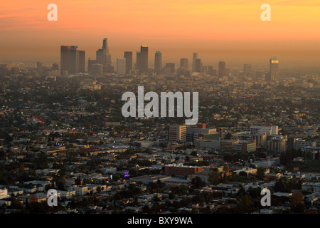 Los Angeles coucher du soleil ciel voilé de skyline Observatoire Griffith avec vue claire des bâtiments au premier plan Banque D'Images