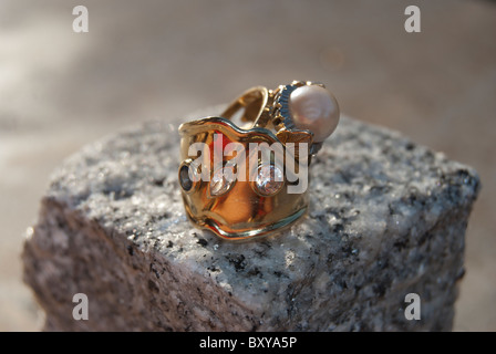 Deux bijoux précieux anneaux. Banque D'Images