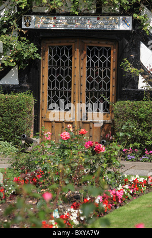 Gawsworth Old Hall, en Angleterre. Plaque d'information sur Gawsworth Hall ancienne porte du jardin. Banque D'Images