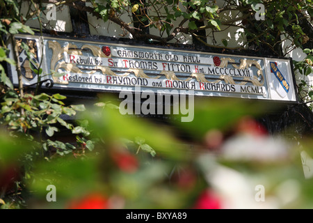 Gawsworth Old Hall, en Angleterre. Plaque d'information sur Gawsworth Hall ancienne porte du jardin. Banque D'Images