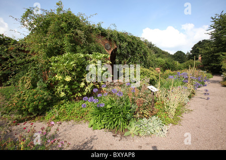 Norton Priory Museum & Gardens. Vue d'été de la bordure de couleur inspiré Gertrude Jekyll dans Norton Priory jardin clos. Banque D'Images