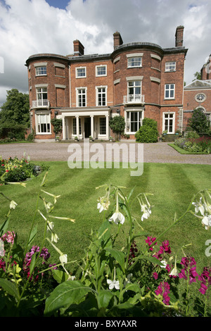 Rode Hall Country House and Gardens. Vue d'été pittoresque de l'entrée principale à Rode Hall Country House. Banque D'Images