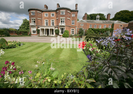 Rode Hall Country House and Gardens. Vue d'été pittoresque de l'entrée principale à Rode Hall Country House. Banque D'Images