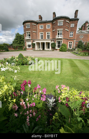 Rode Hall Country House and Gardens. Vue d'été pittoresque de l'entrée principale à Rode Hall Country House. Banque D'Images