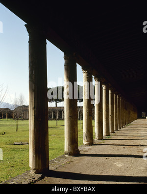 L'Italie. Pompéi. Grande salle de sport. 1er siècle après J.C. portique à colonnes ioniques. Banque D'Images