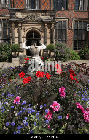 Arley Hall & Gardens, en Angleterre. Lit de fleurs en face de l'élévation du sud de la catégorie II* répertorié milieu du 19ème siècle Arley Hall. Banque D'Images