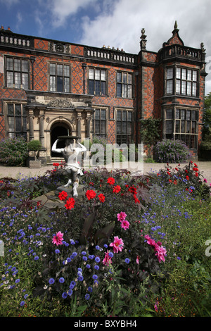 Arley Hall & Gardens, en Angleterre. Lit de fleurs en face de l'élévation du sud de la catégorie II* répertorié milieu du 19ème siècle Arley Hall. Banque D'Images