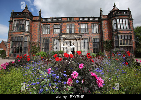 Arley Hall & Gardens, en Angleterre. Lit de fleurs en face de l'élévation du sud de la catégorie II* répertorié milieu du 19ème siècle Arley Hall. Banque D'Images