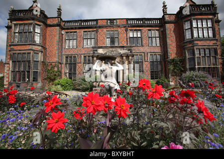 Arley Hall & Gardens, en Angleterre. Lit de fleurs en face de l'élévation du sud de la catégorie II* répertorié milieu du 19ème siècle Arley Hall. Banque D'Images