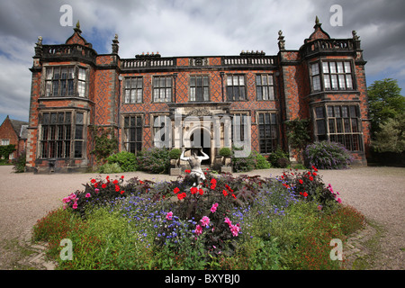 Arley Hall & Gardens, en Angleterre. Lit de fleurs en face de l'élévation du sud de la catégorie II* répertorié milieu du 19ème siècle Arley Hall. Banque D'Images