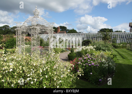 Arley Hall & Gardens, en Angleterre. Vue d'été colorés de Arley Hall Cuisine Jardin avec l'arbour au premier plan. Banque D'Images