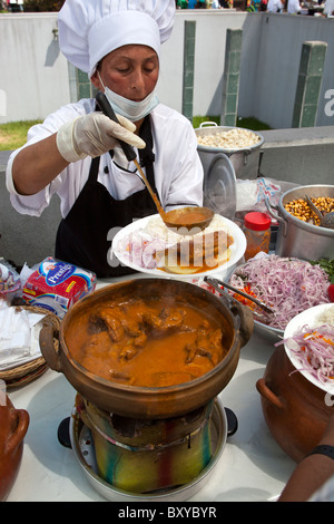 Servir le cochon d'Inde ou le Cuy au Market Stall Lima Pérou - un exemple de la nourriture étrange ou bizarre mangée par les gens du monde entier Banque D'Images