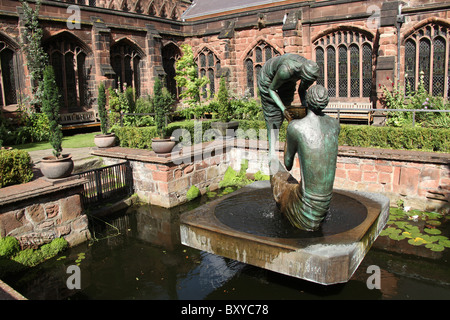 Ville de Chester, en Angleterre. Le Jardin du Cloître de la cathédrale de Chester avec le Stephen Broadbent, l'eau de vie eau bronze sculpture. Banque D'Images