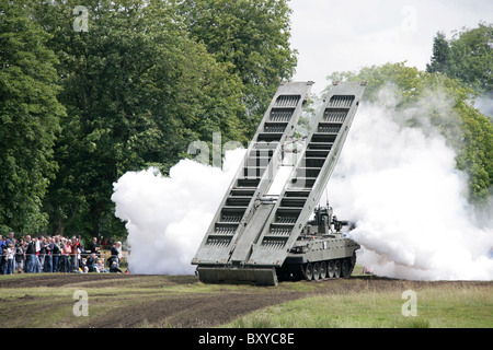 Cholmondeley Castle Gardens. Démonstration d'assaut de l'armée britannique à Cholmondeley Pageant Château du pouvoir. Banque D'Images