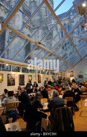 La cathédrale de Salisbury Wiltshire England UK vu à travers la verrière du réfectoire Banque D'Images