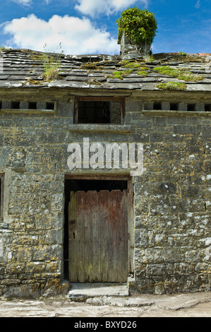 Ancienne grange en pierre traditionnelle dans Kilfenora, comté de Clare, à l'ouest de l'Irlande Banque D'Images