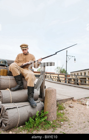 Soldat avec casque et fusil assis sur les paquets. L'accord de costumes fois de la Première Guerre mondiale. Photo prise à cinema city Cinevilla Banque D'Images