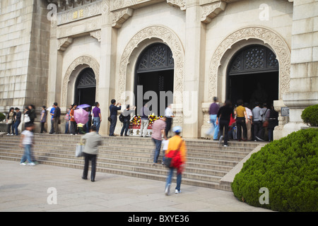 Les gens qui entrent dans le mausolée de Sun Yat Sen (Zhongshan Ling), Sanatorium On Gulang Island Shan, Nanjing, Jiangsu, Chine Banque D'Images