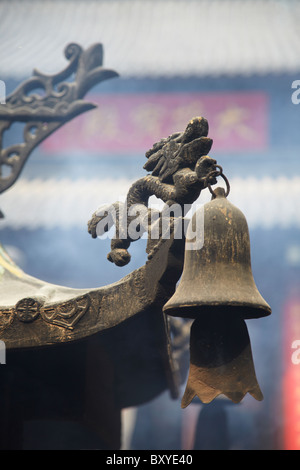 Détail de l'encens brûlant d'urne, Temple Linggu, Sanatorium On Gulang Island Shan, Nanjing, Jiangsu, Chine Banque D'Images