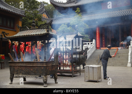 Les gens priaient à Linggu Temple, Sanatorium On Gulang Island Shan, Nanjing, Jiangsu, Chine Banque D'Images