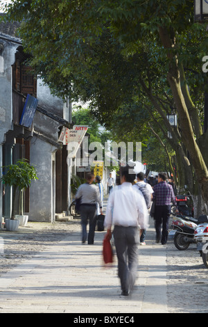 Les gens qui marchent le long de la route, Suzhou Pingjiang, Jiangsu, Chine Banque D'Images