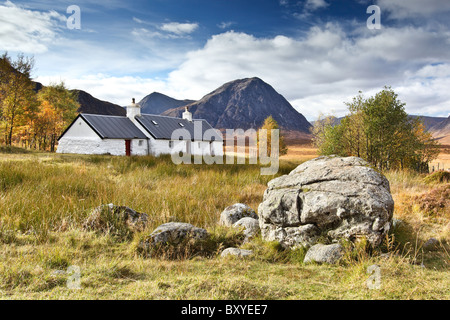 Cottage Blackrock en automne avec Stob Buachaille Etive Mor Dearg et en arrière-plan, Rannoch Moor, près de Glencoe, Ecosse Banque D'Images