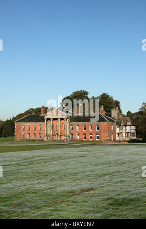 Adlington Hall & Gardens, en Angleterre. Tôt le matin de frosty Adlington Hall gardens et géorgienne de l'extérieur. Banque D'Images