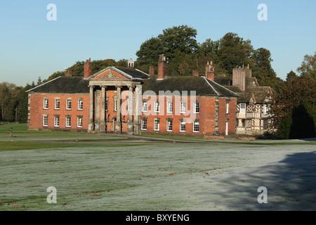 Adlington Hall & Gardens, en Angleterre. Tôt le matin de frosty Adlington Hall gardens et géorgienne de l'extérieur. Banque D'Images