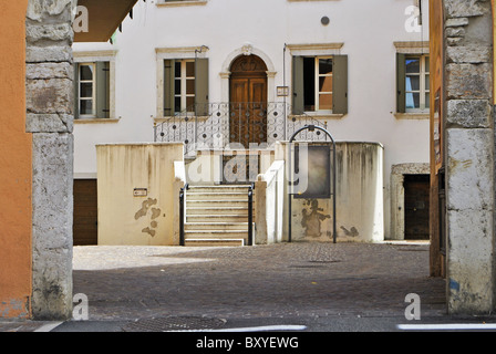 Vieille maison avec des peintures sur la façade et les fenêtres en bois avec fond de ciel bleu Banque D'Images
