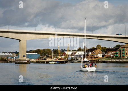 Yacht à voile sur la rivière Itchen avec l'Itchen Bridge en arrière-plan. Southampton, Hampshire. Banque D'Images