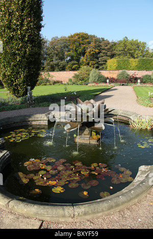 Arley Hall & Gardens, en Angleterre. Vue automnale d'Arley Hall's jardin clos avec l'étang central disposent d'au premier plan. Banque D'Images