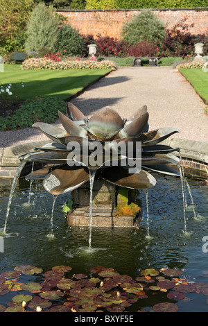 Arley Hall & Gardens, en Angleterre. Vue automnale d'Arley Hall's jardin clos avec l'étang central disposent d'au premier plan. Banque D'Images