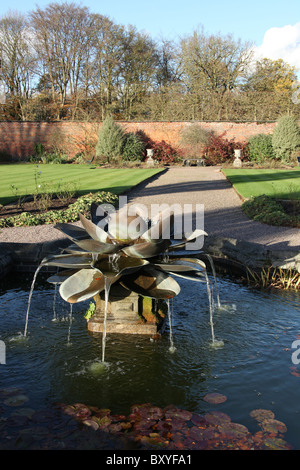 Arley Hall & Gardens, en Angleterre. Vue automnale d'Arley Hall's jardin clos avec l'étang central disposent d'au premier plan. Banque D'Images