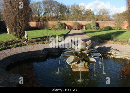 Arley Hall & Gardens, en Angleterre. Vue automnale d'Arley Hall's jardin clos avec l'étang central disposent d'au premier plan. Banque D'Images