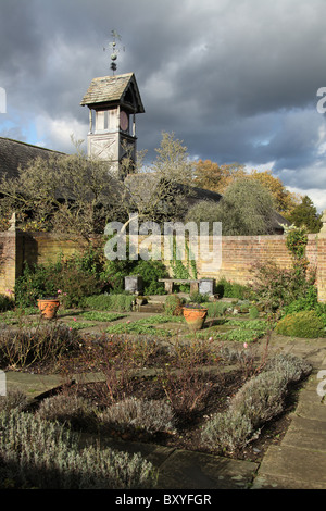 Arley Hall & Gardens, en Angleterre. Vue d'automne Arley Hall Pavillon Jardin avec la tour de l'horloge en arrière-plan. Banque D'Images