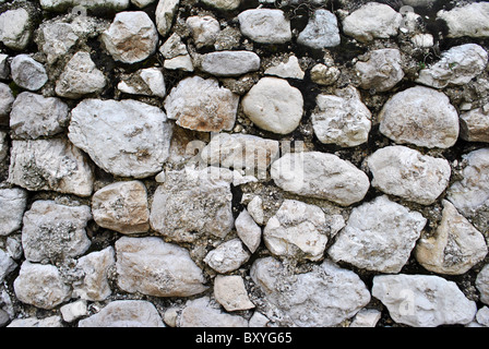 Mur de pierres rondes et soutenu embedded Banque D'Images