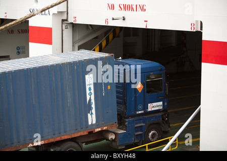 Chargement de camions sur ferry de Palma Mallorca en europe continentale Banque D'Images