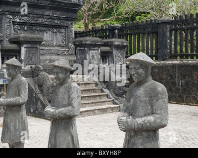 Vietnam, Hue, Khai Dinh Tomb, statues en pierre mandarin Banque D'Images