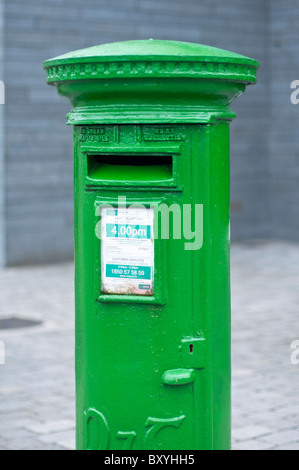 Un green postbox irlandais à Limerick, Irlande Banque D'Images