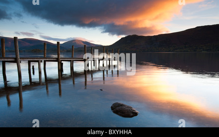 Brandelhow jetée sur derwent water à l'aube dans le lake disrict. Banque D'Images