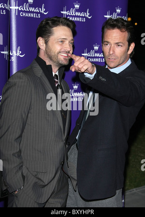 JASON PRIESTLEY, LUKE PERRY MARQUE SATELLITE PREMIERE SOIRÉE DE GALA DE L'HIVER 2011 TCA PRESS TOUR PASADENA LOS ANGELES CALIFORNIE Banque D'Images