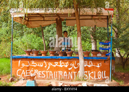 Un café restaurant dans un petit village berbère dans la vallée de l'Ourika dans les montagnes de l'Atlas du Maroc, l'Afrique du Nord. Banque D'Images