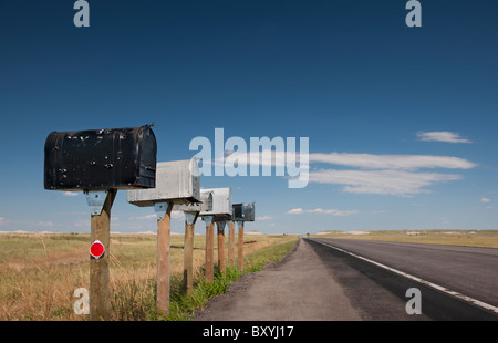 Rangée de boîtes aux lettres rurales sur la route Banque D'Images